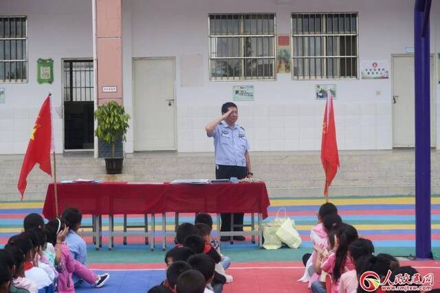 “文明交通 平安童行”——云南曲靖陆良交警携手派出所走进小学宣讲交通安全知识