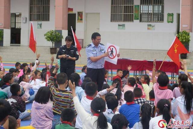 “文明交通 平安童行”——云南曲靖陆良交警携手派出所走进小学宣讲交通安全知识