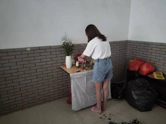 6月7日下午，谢玟在家中祭拜母亲。新京报记者薛星星摄