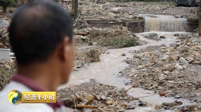 江南华南告急洪水暴雨吞噬 他们用身体架起人梯