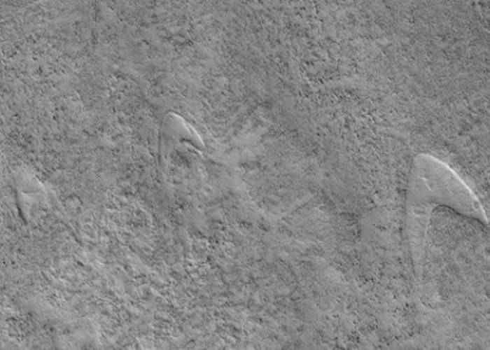 天文学家指该些“标志”其实是火星火山爆发后的产物。
