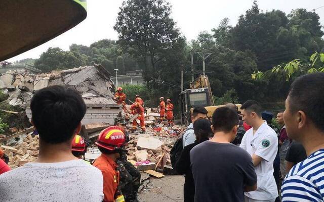 蓝天救援队总指挥：注意预防余震、降雨等带来的次生灾害