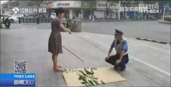 女店主怒砸城管数十根黄瓜 城管“教科书式执法”