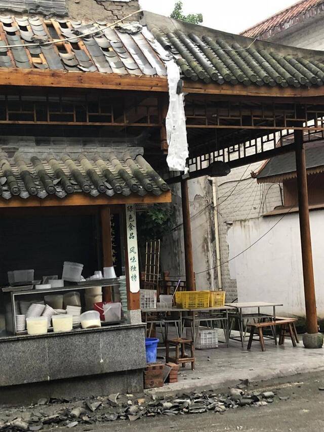 长宁县地震亲历者：避难时救下被石块压住的女子