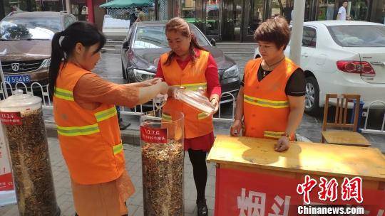 长治市潞州区环卫处开展“烟头不落地、城市更美丽”环保宣传活动，集中展示“清理烟头专项治理行动”开展以来的清理成果。冯嘉伟摄