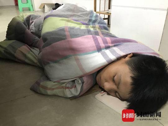 学校老师震后集体开车灯为学生照明：有光 就不怕