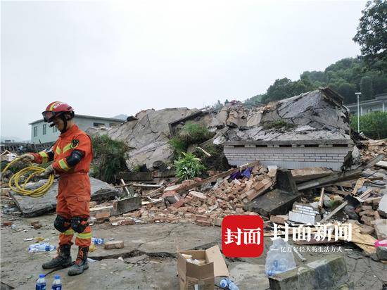 航拍四川宜宾地震:7岁男孩遇难 二层小楼变成废墟