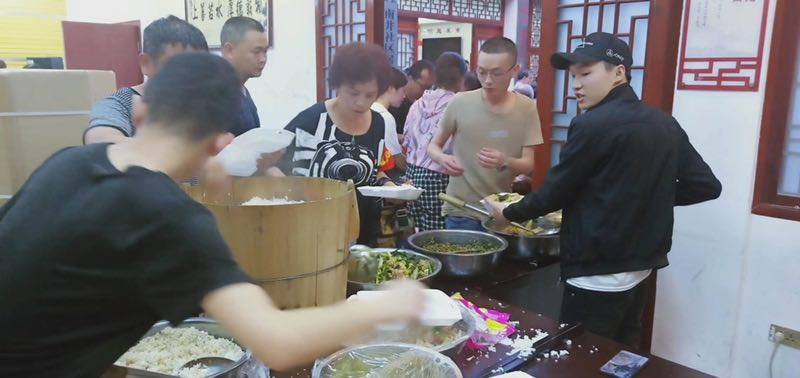 珙县企业个体户捐物资：餐馆老板危房炒饭、熬粥免费送