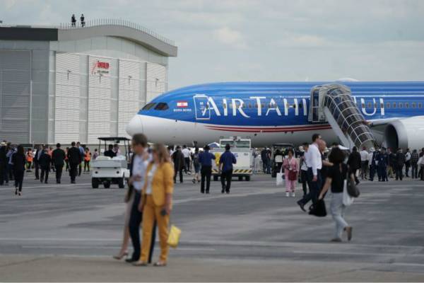 图为巴黎航空展期间，波音展示的787-9机型。（图：CNBC）