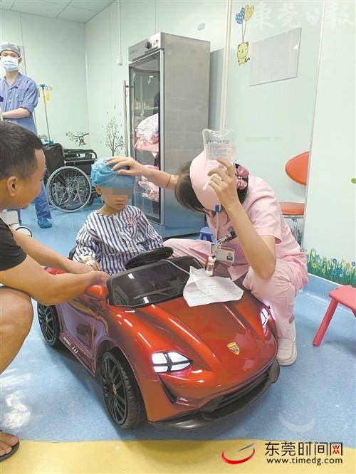 小朋友开“小汽车”进手术室 市妇幼保健院够贴心