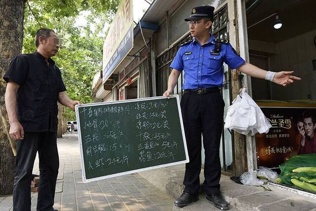 麦子店城管巡查整治违规店外摆摊