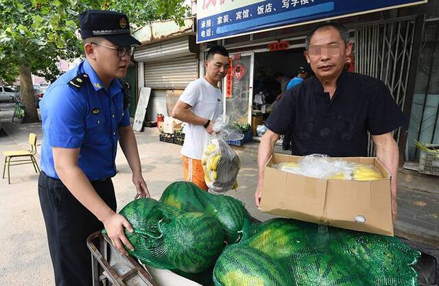 麦子店城管巡查整治违规店外摆摊