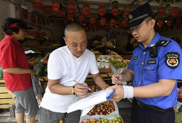 麦子店城管巡查整治违规店外摆摊