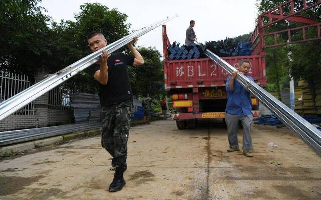 震中首个临时安置房区开建