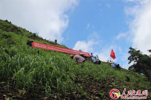 贵州锦屏县公安局进帮扶村开展主题党日活动助推脱贫攻坚