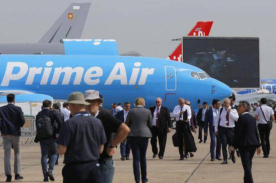 参观者在巴黎航空展上乘坐波音737-800 BCF亚马逊“Prime Air”货机（图源：美联社）