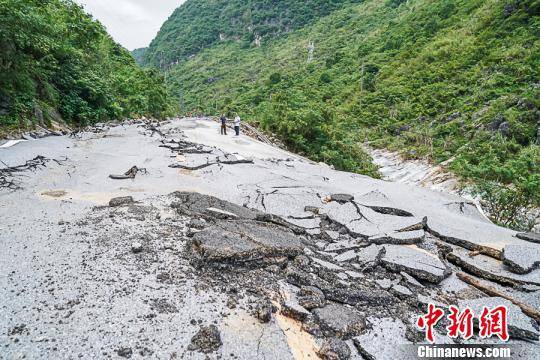 图为被损坏的道路陈冠言摄