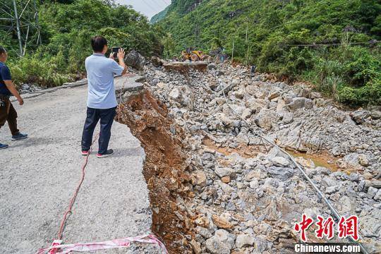 图为塌方的路段陈冠言摄