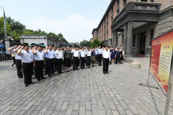 市卫生健康委组织党员干部到北大红楼开展主题党日活动