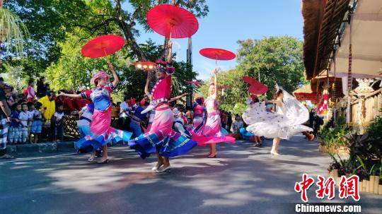 中国少数民族歌舞精彩亮相印尼巴厘艺术节