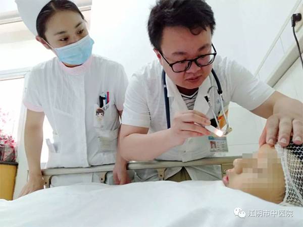 江苏江阴一男孩遭高空坠落钢管砸头 被送医治疗