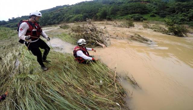 广西百色山洪12人遇难，救援队：山洪冲断车道