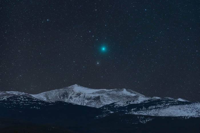 美国摄影师Kevin Palmer的作品Comet and Mountain©照片: KEVIN PALMER/INSIGHT ASTRONOMY