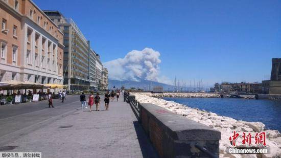 资料图：当地时间2017年7月11日，意大利那不勒斯维苏威火山发生火灾，被误认为火山喷发。