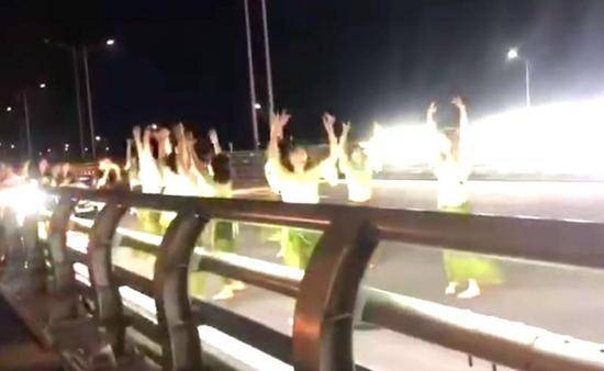 广东多名女子在大桥机动车道跳舞拍视频 交警劝离