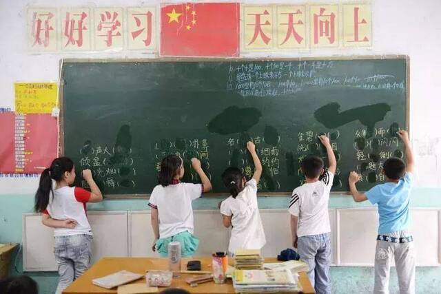 21名小学生为遭碰瓷“的姐”作证：多少成人该汗颜