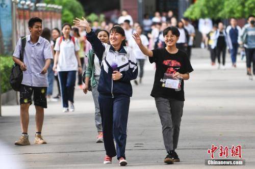 资料图：6月8日，山西太原成成中学考点，走出考场的考生露出灿烂笑容。中新社记者武俊杰摄