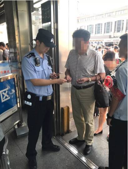 北京公安随意检查路人手机？警方辟谣