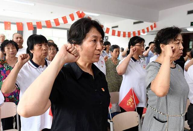 重温入党誓词礼士社区举办胡同音乐诗会