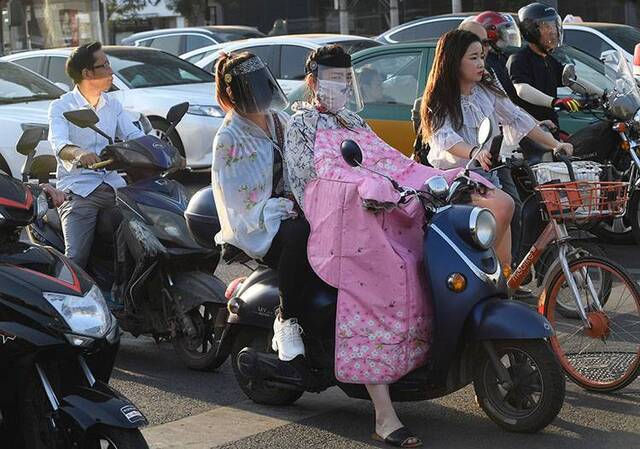 北京高温蓝色预警市民花样防晒组图