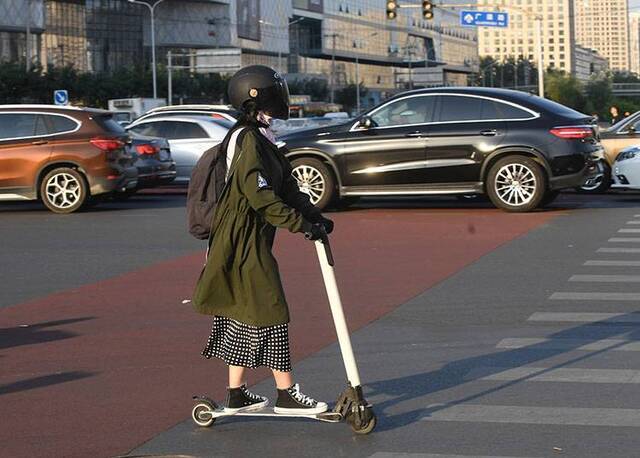 北京高温蓝色预警市民花样防晒组图