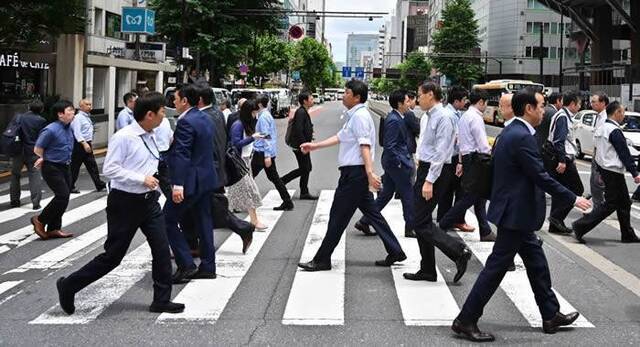 现代日本人的历史始于2500年前是原住民绳文人和朝鲜半岛来的弥生人数次混血而来