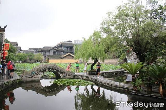 干州古城最着名的景点胡家塘。（图／记者王致凯摄）