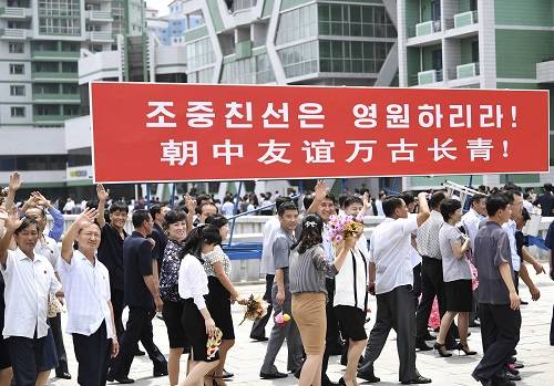 朝鲜民众20日在平壤街头欢迎习近平来访（燕雁摄）