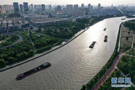 6月12日在苏州市吴江区拍摄的京杭大运河，过往船只在河道内行驶（无人机拍摄）。新华社记者李响摄