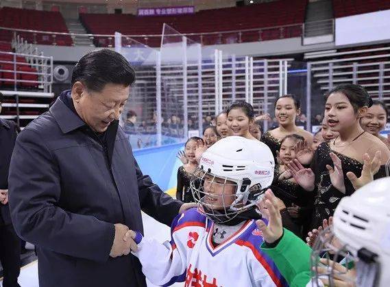 △2017年2月24日，习近平在北京五棵松体育中心观摩了青少年冰球和花样滑冰训练