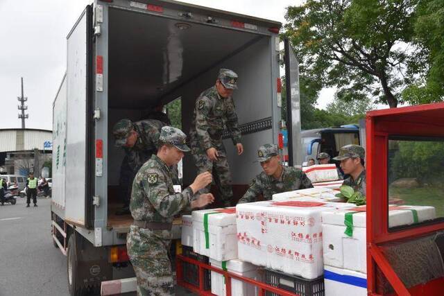 “上海居民区遭导弹袭击”，民兵饮食保障分队紧急行动