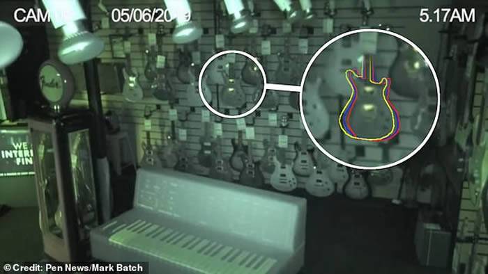 英国东萨塞克斯郡布赖顿监控视频拍到琴行闹鬼透明白影在顾客间穿梭