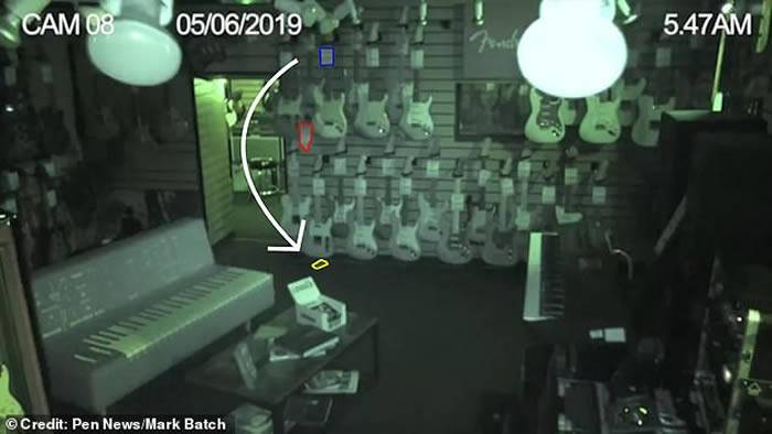 英国东萨塞克斯郡布赖顿监控视频拍到琴行闹鬼透明白影在顾客间穿梭