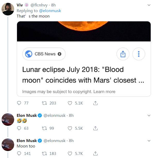 Twitter网友“Viv”：“这是月球。”马斯克随后发了“笑哭”的表情，并且补充说：“是月球。”