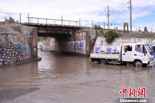 6月20日，嘉峪关市普降大雨，局地出现暴雨，导致部分道路积水严重。甘肃省气象局供图