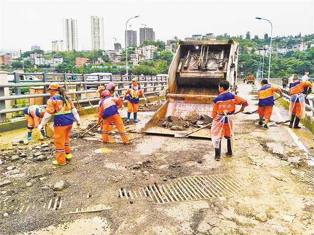 重庆16个区县遭遇暴雨袭击 联合调度抗御乌江洪水