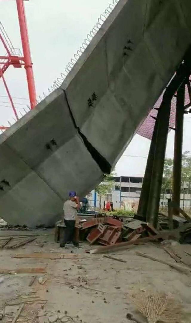 河南郑州一在建高架桥坍塌，事故原因仍在调查中