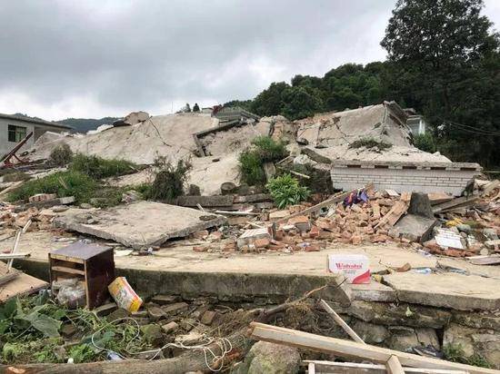 在地震中被夷为平地的房子。新京报记者解蕾摄