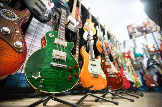 小镇的电吉他产量约占全国总产量的三分之一。