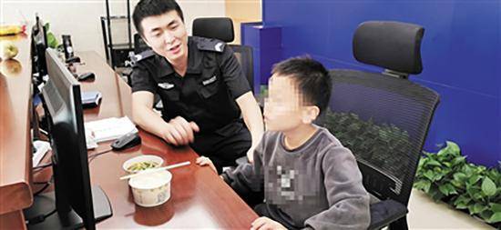 民警为小鑫买来饭菜劝其填饱肚子